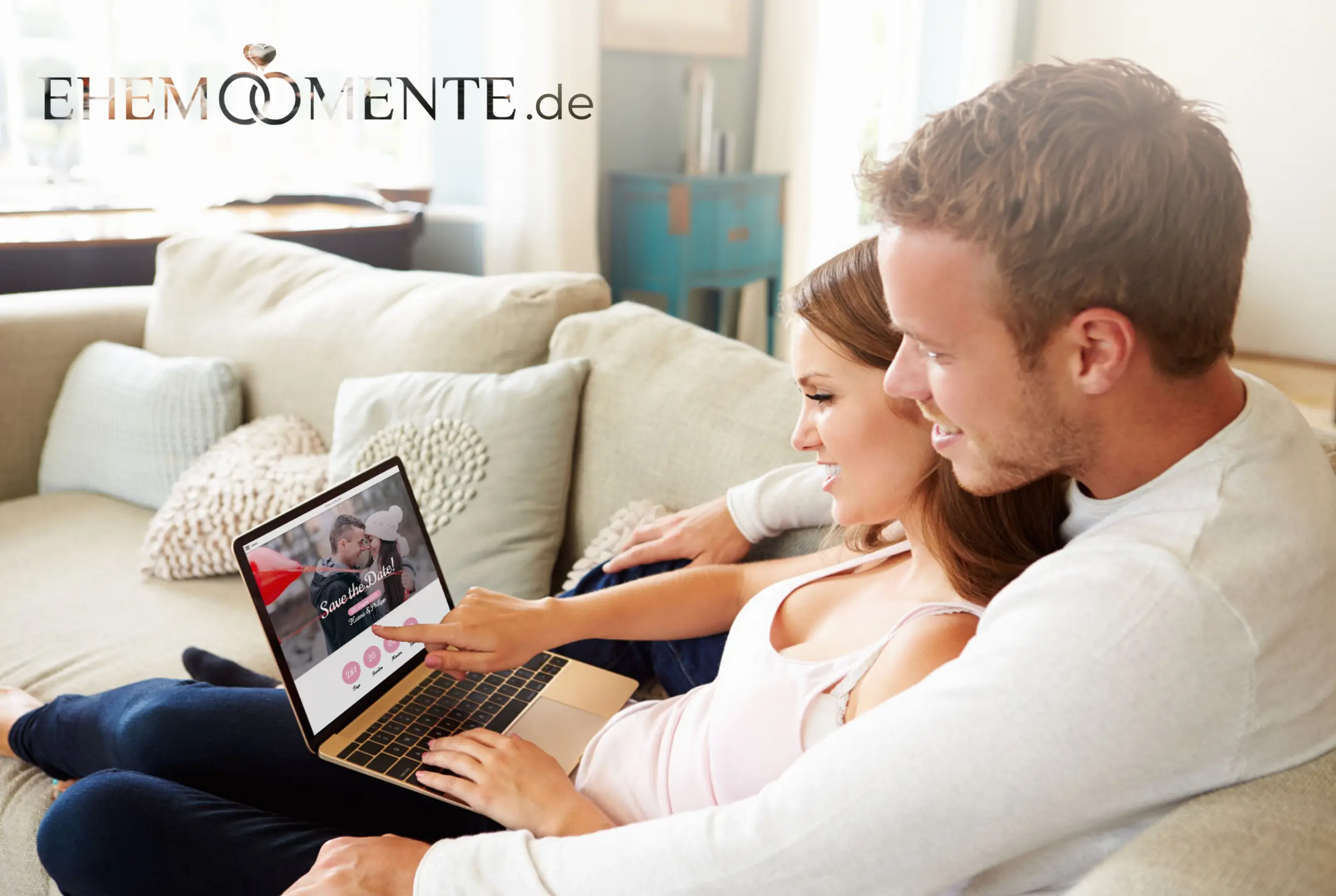 Glückliches Paar gestaltet gemeinsam ihre persönliche Hochzeitswebsite bei ehemomente.de